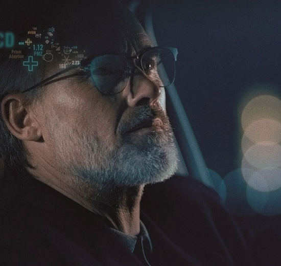 Mann mit Brille sitzt im Auto. Futuristische Zeichen um seinen Kopf deuten die intelligenten Brillengläser an, dank derer er im Straßenverkehr optimal sehen kann.. 