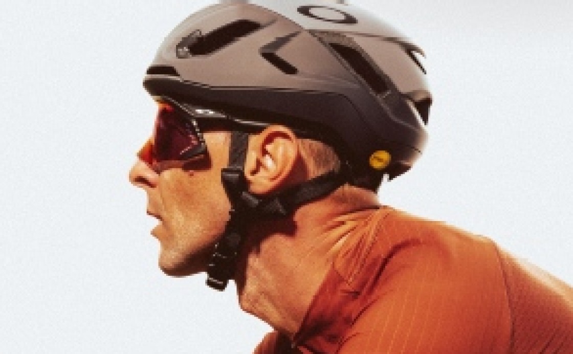 Oakley Sport: Mann mit Sportbrile