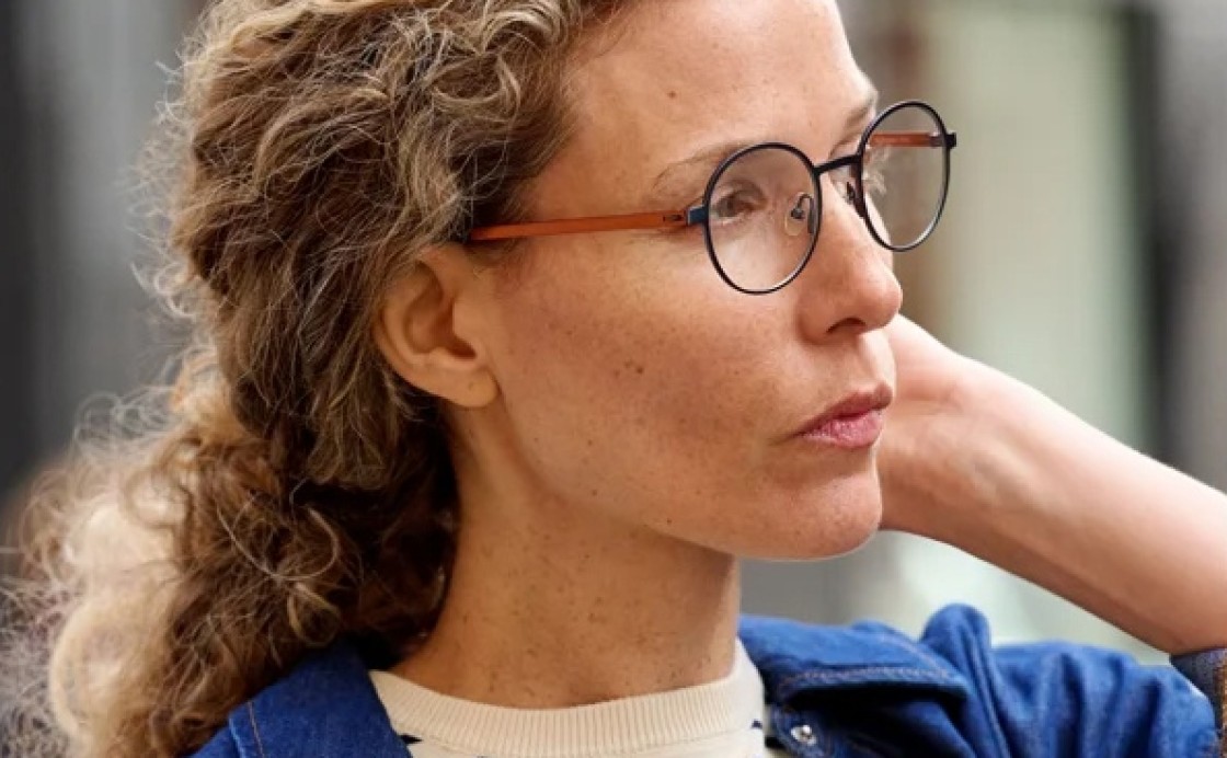 ProDesign: Frau mit Brille